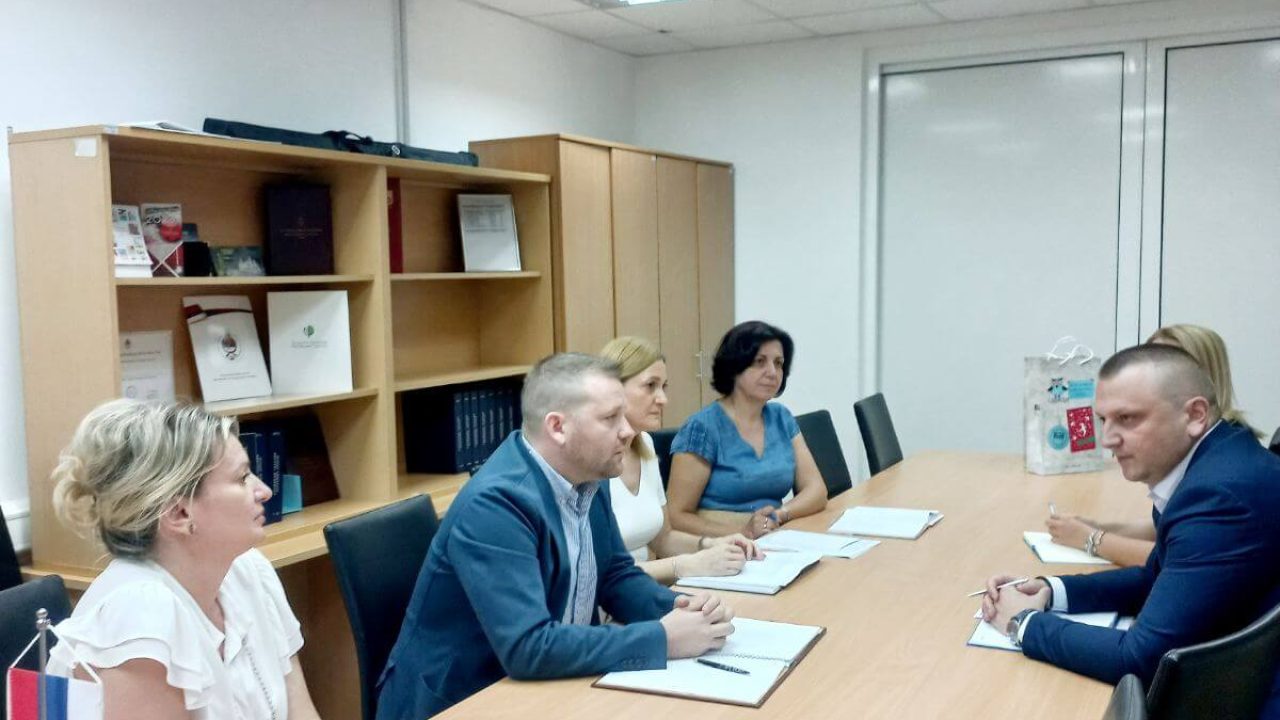 Јачање сарадње између ЈУ Службени гласник Републике Српске и  ЈП Завод за уџбенике и наставна средства